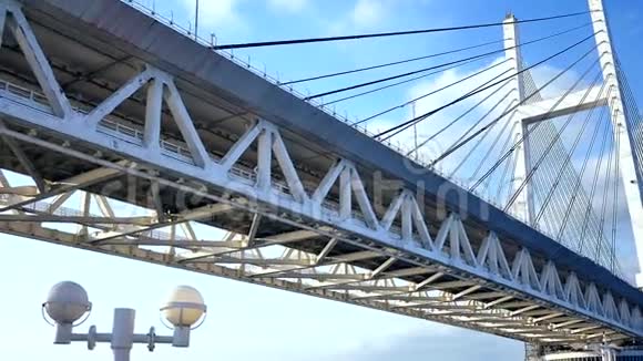 在繁忙的日本横滨大桥上拍摄视频的预览图