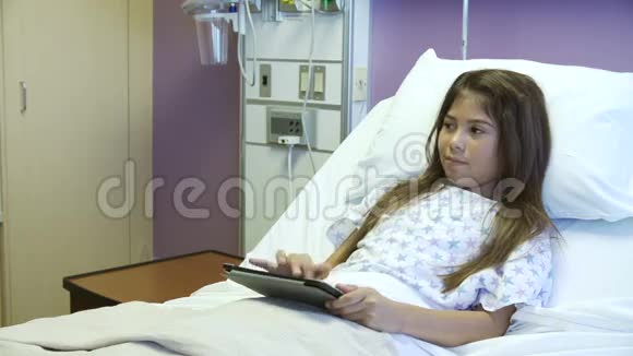 女婴病房与女护士交谈视频的预览图