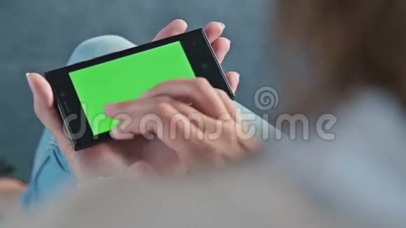 使用绿色屏幕手机的妇女视频的预览图