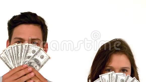 快乐的一对拿着钱的夫妇视频的预览图