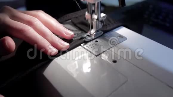 在缝纫机上工作的女性手视频的预览图