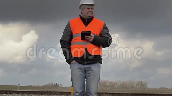 铁路员工带平板电脑视频的预览图