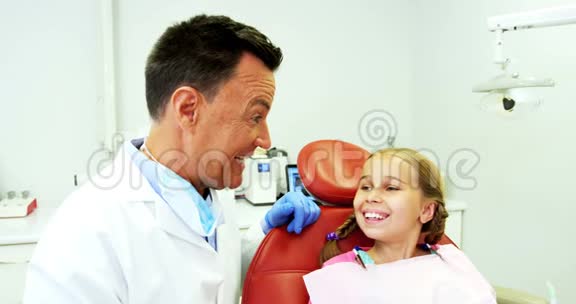 牙医与年轻病人互动视频的预览图