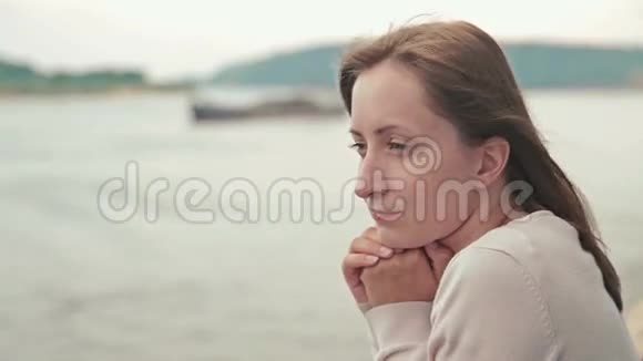 年轻漂亮的女人站在游轮甲板上看着河视频的预览图