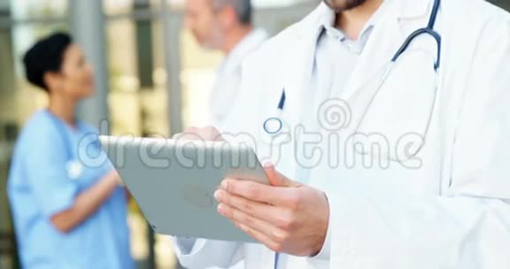 医生在医院用数码平板电脑视频的预览图