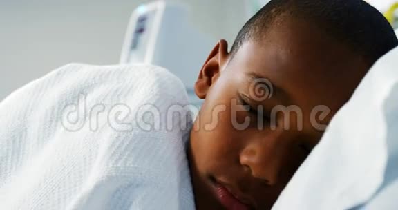 生病的男孩睡在医院的床上视频的预览图