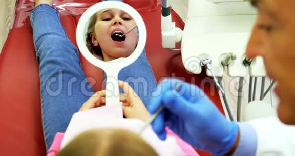 牙医用工具检查一名年轻病人视频的预览图