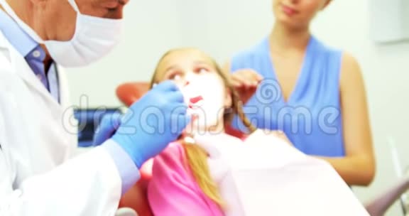 牙医用工具检查年轻病人视频的预览图