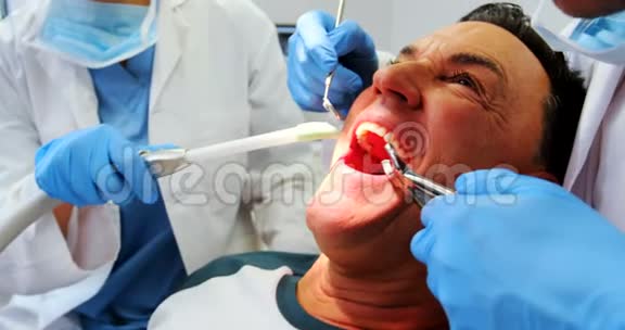 牙医用工具检查男性病人视频的预览图