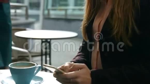 女服务员在咖啡厅点餐视频的预览图