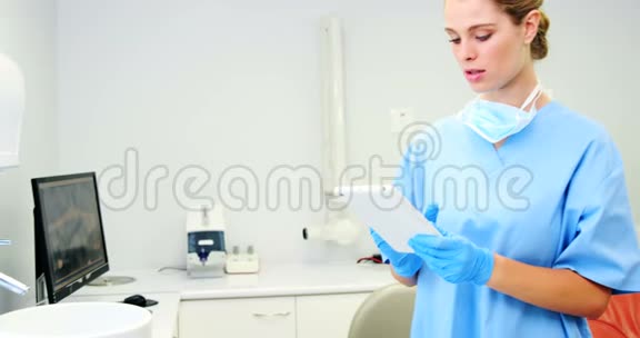 使用数码平板电脑的女护士视频的预览图