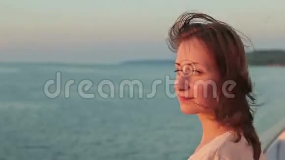 日落游船上年轻女子肖像视频的预览图