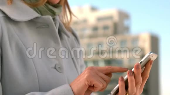 女人用她的智能手机视频的预览图