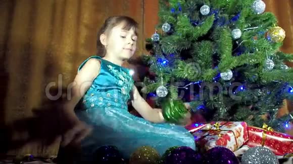 儿童圣诞树装饰新年视频的预览图