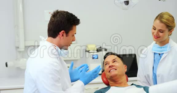 牙医与男性病人互动视频的预览图