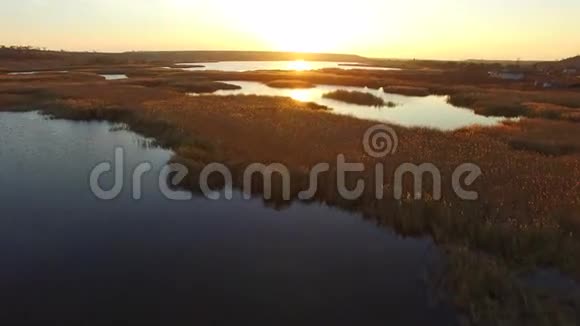 在日落时飞越湖面视频的预览图