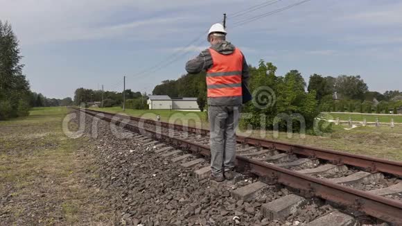 铁路工人在铁路附近行走视频的预览图