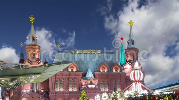 圣诞节新年假期照明和国家历史博物馆铭文俄罗斯在莫斯科晚上视频的预览图