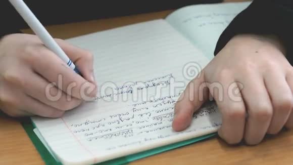 学生用圆珠笔写作业本视频的预览图