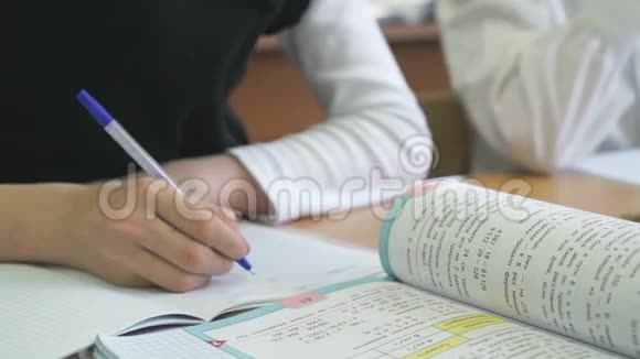 女生用圆珠笔写笔记本视频的预览图