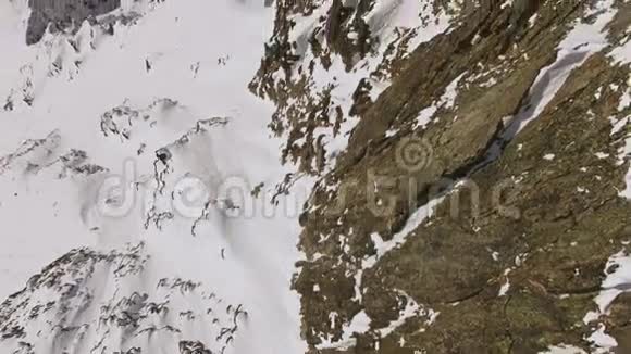 山倾斜航空4K视频的预览图