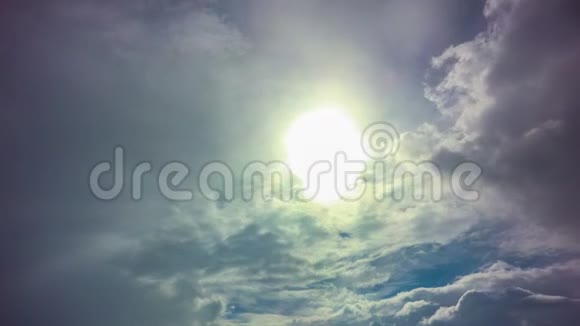4k白天天空飘渺的云视频的预览图