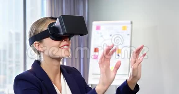女商人用虚拟眼镜视频的预览图