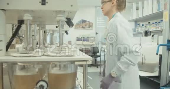 在制药公司实验室工作的实验室技术员视频的预览图