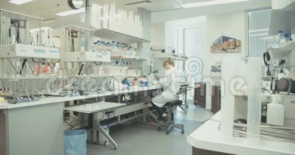 在制药公司实验室工作的实验室技术员视频的预览图