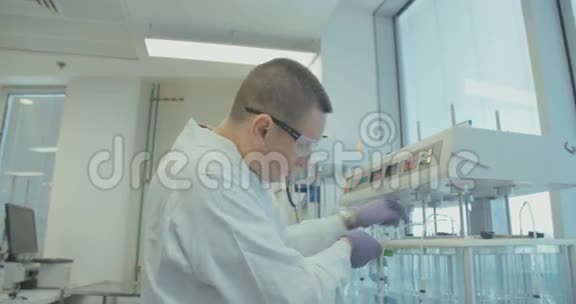 在一家制药研究实验室工作的科学家视频的预览图