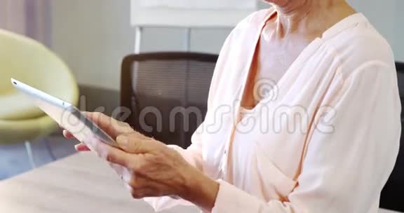 女性商务主管使用数字平板电脑视频的预览图