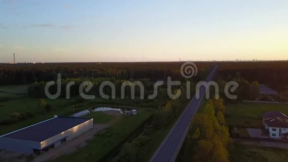 傍晚黄昏日落鸟瞰乡村无人机顶景4KUHD视频视频的预览图
