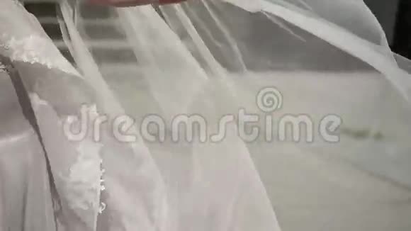 年轻的新娘在刮风的日子挥舞着面纱视频的预览图