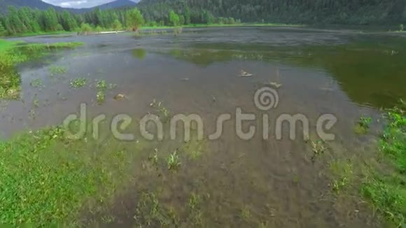 飞越山区河流视频的预览图