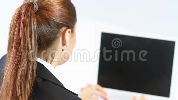 商务女性坐着视频的预览图
