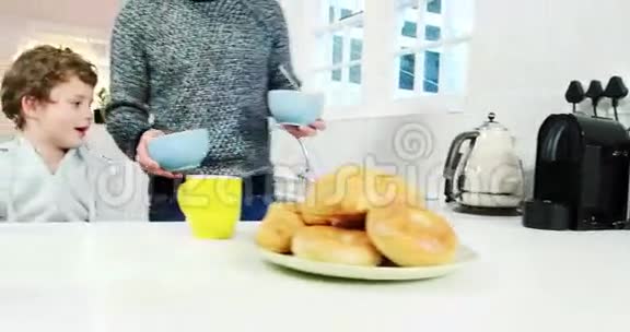 父子俩在厨房吃早餐视频的预览图