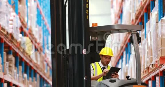 男性仓库工人使用数字平板电脑视频的预览图