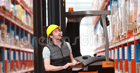 男性仓库工人使用数字平板电脑视频的预览图