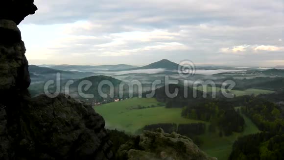 在瑞士波西米亚萨克森州可以看到雾谷雾在群山之间移动视频的预览图