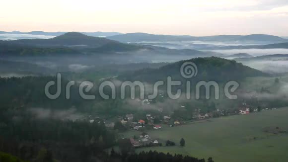 在瑞士波西米亚萨克森州可以看到雾谷雾在群山之间移动视频的预览图
