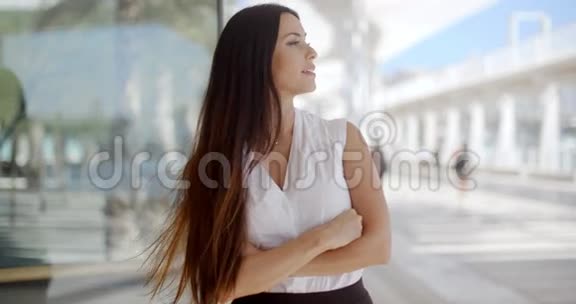 美丽的商务女性穿白色衬衫视频的预览图