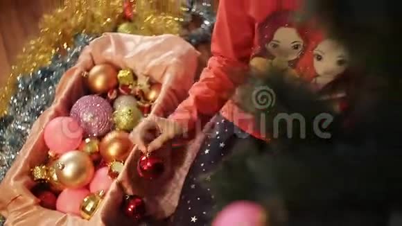 在家里装饰圣诞树的小女孩视频的预览图
