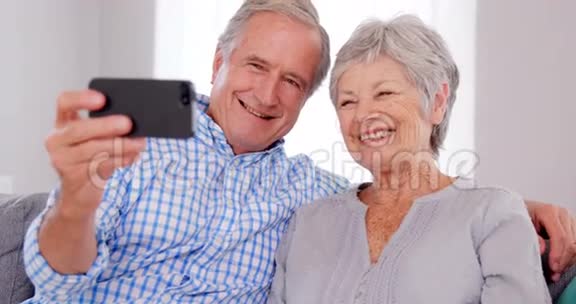 年长夫妇自拍视频的预览图
