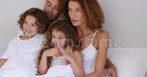 一家人在床上休息视频的预览图