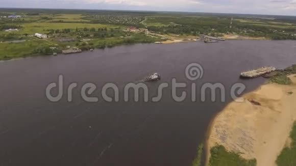 鸟瞰河上的拖船视频的预览图