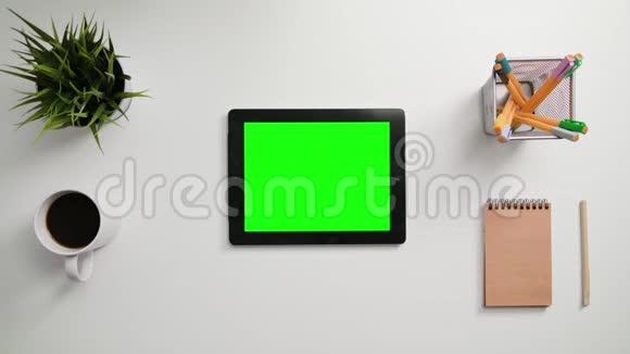 一根手指在绿色触摸屏上滚动视频的预览图