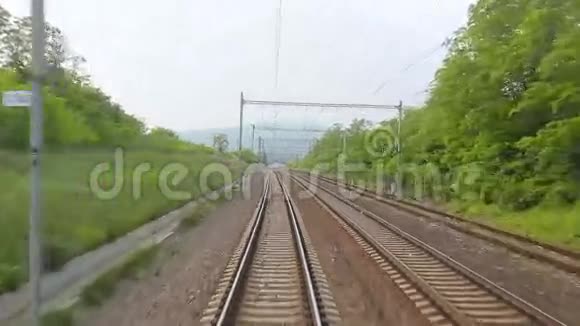 铁路出行的角度视频的预览图