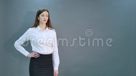 快乐的年轻商务女性被隔离在黑色背景下视频的预览图