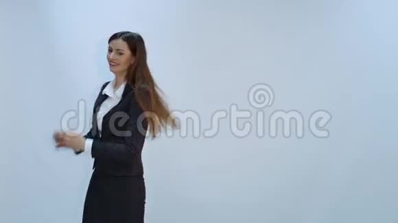 快乐的年轻商务女性与灰色背景隔绝视频的预览图