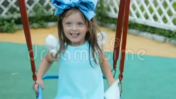 小女孩头上戴着蓝蝴蝶结三年了视频的预览图